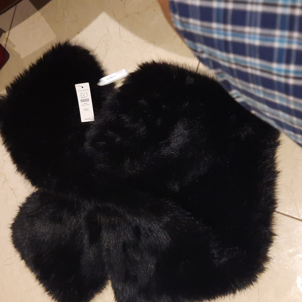 NWT GORGEOUSLY CHIC  BLACK FAUX FUR OVERSIZED PULL THRU SCARF GREAT GIFT 🎁